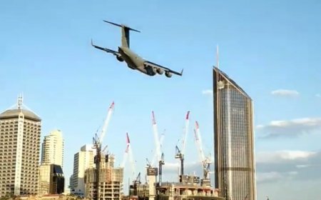 В Австралии стратегический самолёт Boeing C-17A пролетел между небоскрёбами