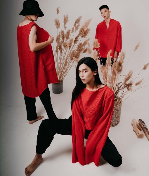 Длинноволосый уроженец Актау участвует в «Битве экстрасенсов» на ТНТ