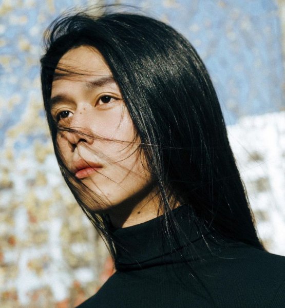 Длинноволосый уроженец Актау участвует в «Битве экстрасенсов» на ТНТ