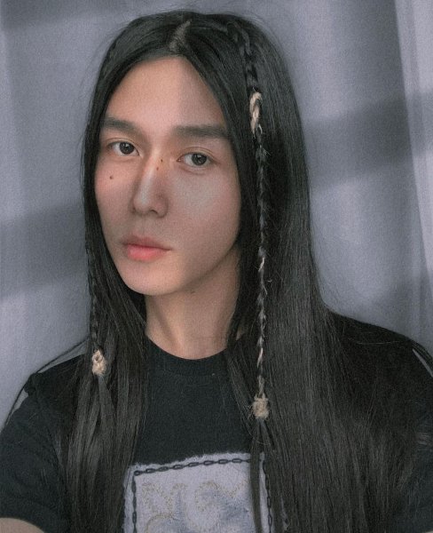 Длинноволосый уроженец Актау участвует в «Битве экстрасенсов» на ТНТ