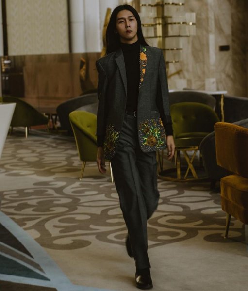 Длинноволосый уроженец Актау участвует в «Битве экстрасенсов» на ТНТ