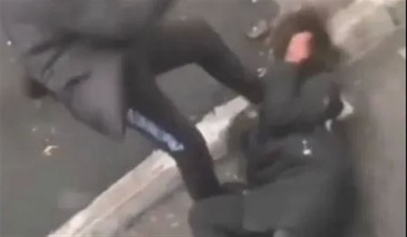 Женщину вытолкали из автобуса и запинали ногами в Карагандинской области