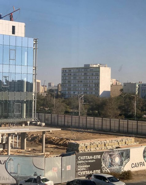 Сквер пошёл под снос на месте строительства здания банка в Актау