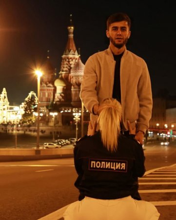Таджикского блогера выдворят из России за провокационное фото на фоне храма