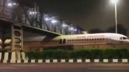 В Индии самолет застрял под мостом и попал на видео