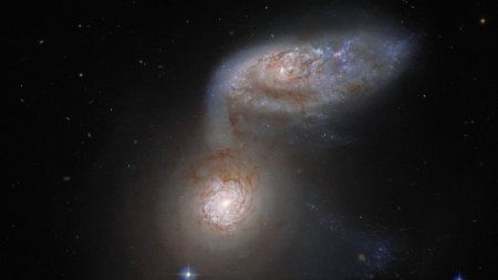 "Танец" двух галактик запечатлели в космосе