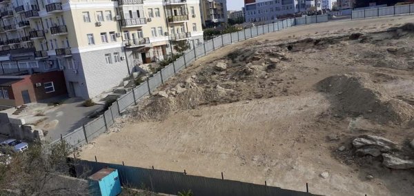 Территория раздора: Участок под строительство многоэтажного дома в 14 микрорайоне обнесли забором в Актау