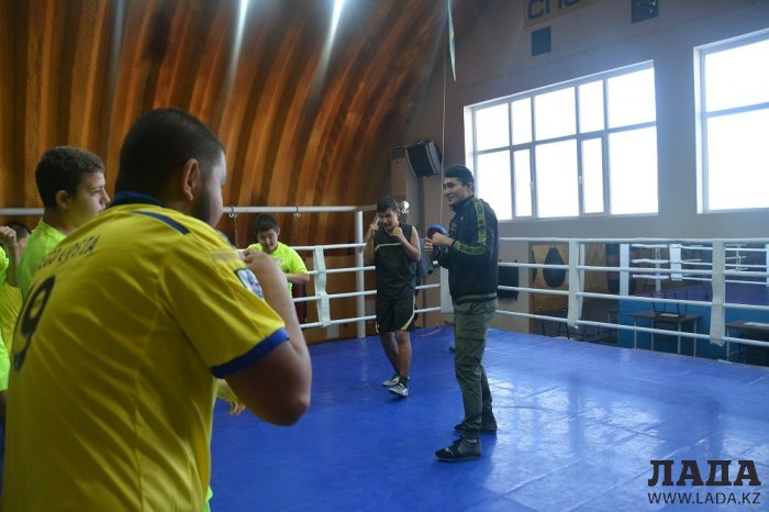 Областной турнир по юнифайд-мини-футболу и мастер класс по боксу провели для особенных детей в Актау