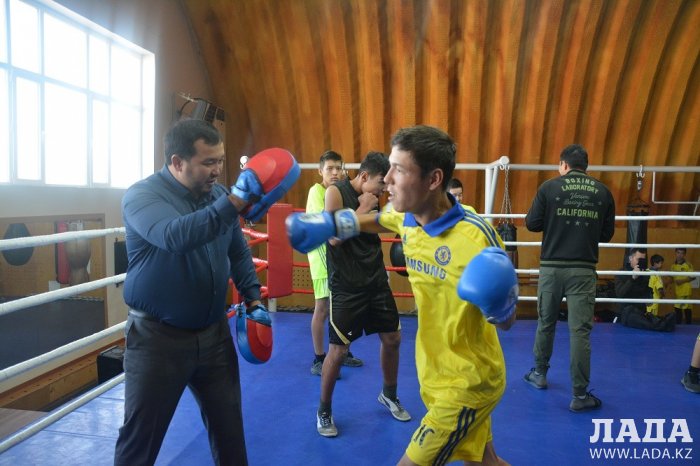 Областной турнир по юнифайд-мини-футболу и мастер класс по боксу провели для особенных детей в Актау
