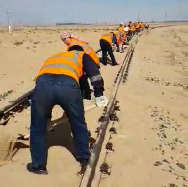 Для расчистки железных дорог от песка не хватает рабочих в Мангистау