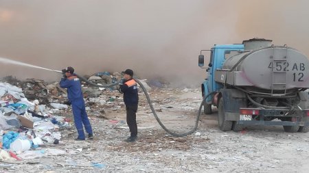 Запах гари в Актау: Спасатели до сих пор борются с пожаром на свалке