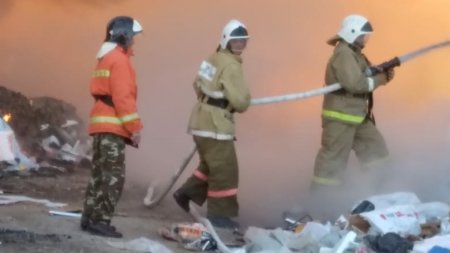 Запах гари в Актау: Спасатели до сих пор борются с пожаром на свалке