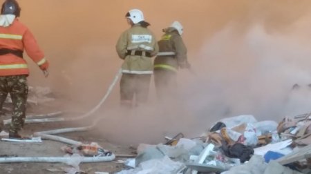 Запах гари в Актау: Спасатели до сих пор борются с пожаром на свалке
