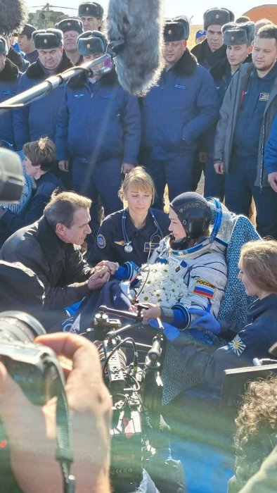 Житель Актау Роман Бугаев встречал приземлившийся в казахстанской степи киноэкипаж космонавтов