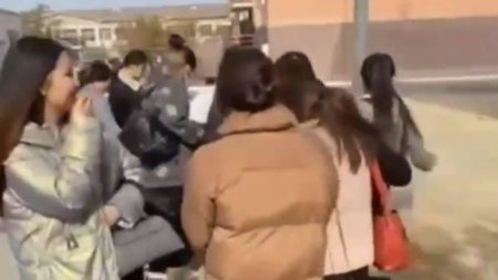 Били толпой - жесткая драка студенток попала на видео в Атырау