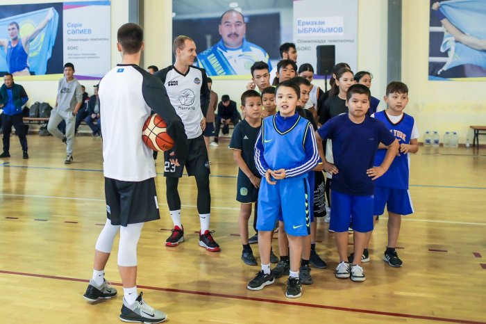 Баскетбольный клуб «Каспий» провёл мастер-класс для школьников Жанаозена