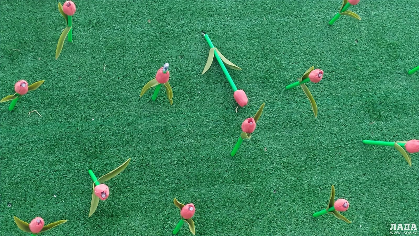 Тюльпанизация Актау! Чиновники не слышат горожан, и монтаж пластиковых цветов продолжается