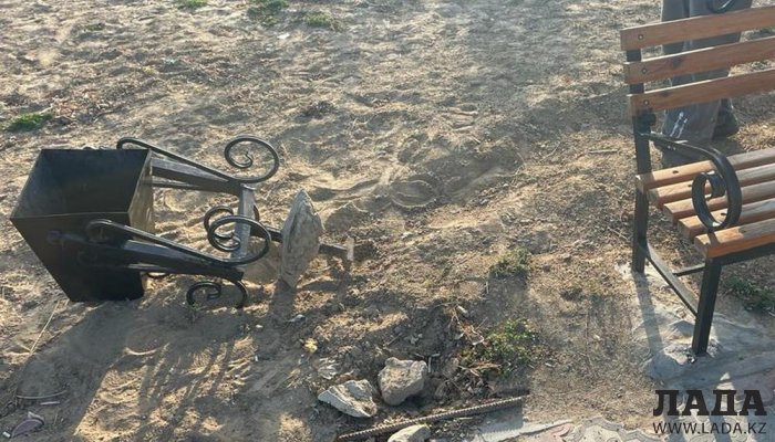 То ли люди, то ли звери! Вандалы разломали новые скамейки в парке Актау