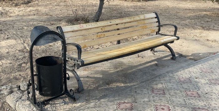 То ли люди, то ли звери! Вандалы разломали новые скамейки в парке Актау