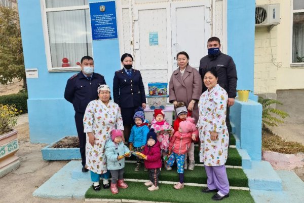 Малышей из дома ребёнка порадовали сотрудники СИЗО в Актау