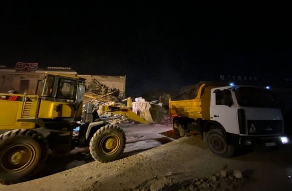 Место взрыва оцепила полиция в Актау: Продолжается разбор завалов