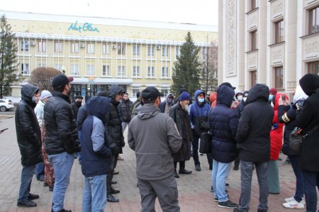 На акцию протеста вышли владельцы машин с российскими номерами в Уральске