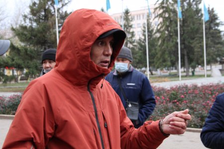 На акцию протеста вышли владельцы машин с российскими номерами в Уральске