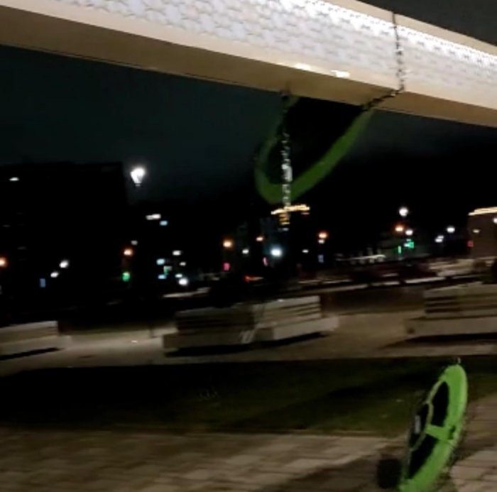 Неуловимые вандалы Актау! Качели у областного музея сломаны спустя неделю после установки