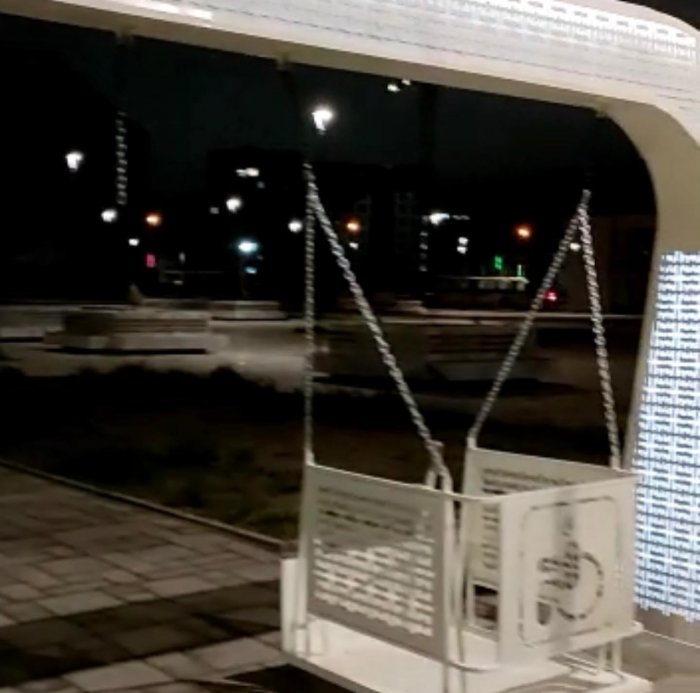 Неуловимые вандалы Актау! Качели у областного музея сломаны спустя неделю после установки