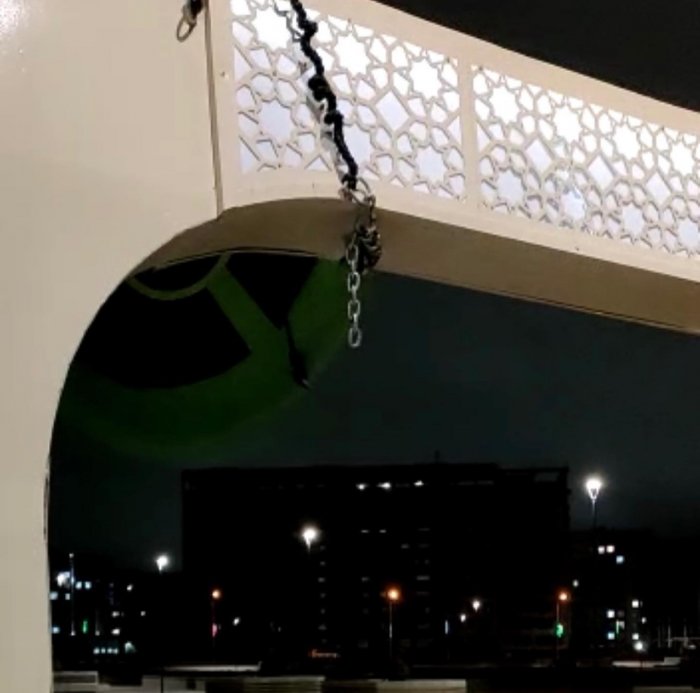 Неуловимые вандалы Актау! Качели у областного музея сломаны спустя неделю после установки