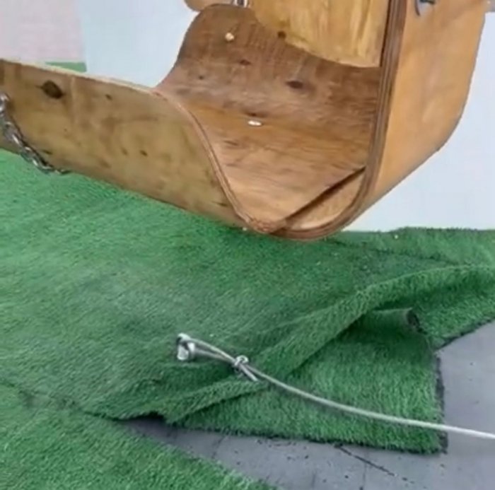 Неуловимые вандалы Актау! Качели у областного музея сломаны спустя неделю после установки