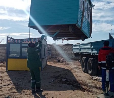 В Актау незаконные торговые киоски начали помещать на штрафстоянку