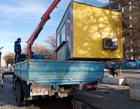 В Актау незаконные торговые киоски начали помещать на штрафстоянку