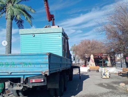 В Актау незаконные торговые киоски начали помещать на штрафстоянку