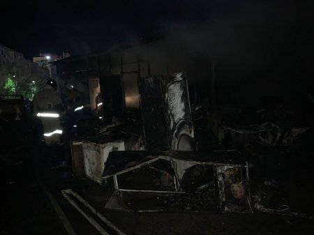 Бытовая техника и машина горели возле торгового дома ночью в Актау