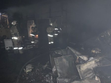 Бытовая техника и машина горели возле торгового дома ночью в Актау