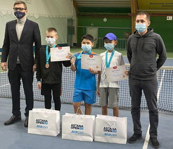 Юный теннисист из Актау за победу на турнире получил специальный подарок от сборной