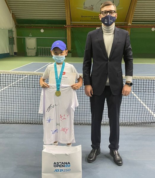 Юный теннисист из Актау за победу на турнире получил специальный подарок от сборной