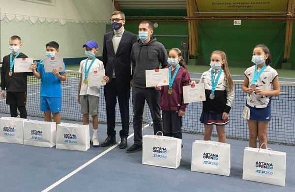 Юный теннисист из Актау за победу на турнире получил специальный подарок от сборной