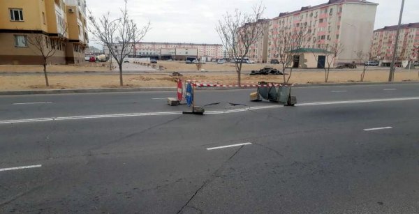 Опасный участок дороги оградили в Актау: Водители жалуются на коммунальщиков