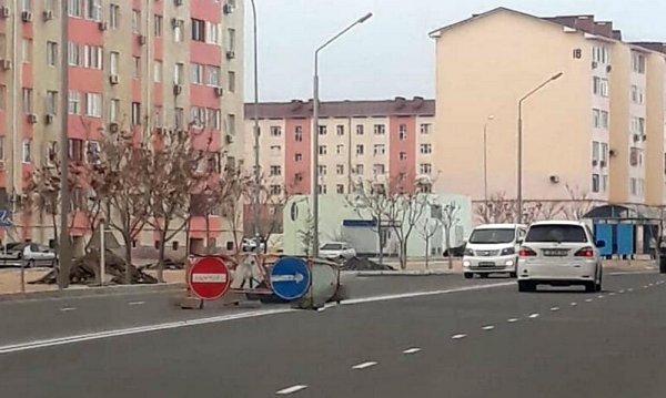 Опасный участок дороги оградили в Актау: Водители жалуются на коммунальщиков