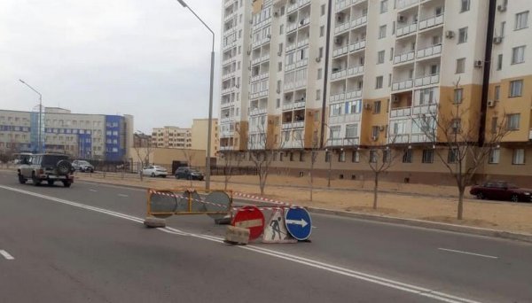 Опасный участок дороги оградили в Актау: Водители жалуются на коммунальщиков