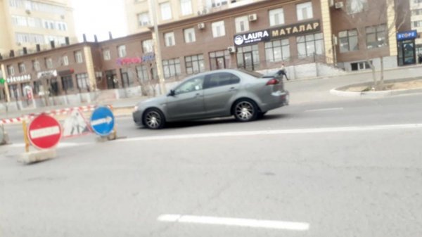 Опасный участок дороги оградили в Актау: Водители жалуются на коммунальщиков