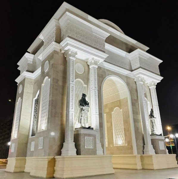 Автором «Триумфальной арки» в Актау является Данияр Калиев