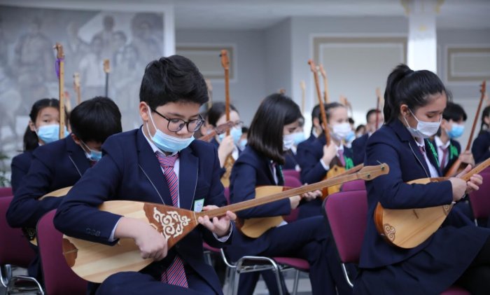 В Актау прошел флешмоб домбристов «Наследники Великой степи»