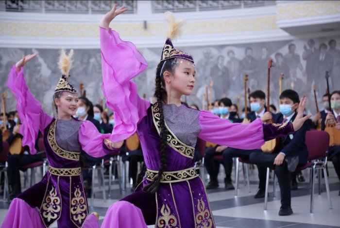 В Актау прошел флешмоб домбристов «Наследники Великой степи»