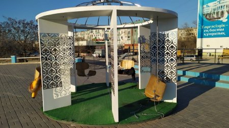 Живучие тюльпаны: в Актау вновь переделывают «Цветочное поле»