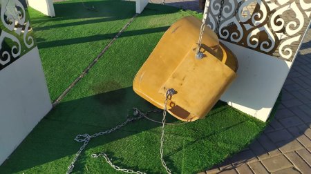 Живучие тюльпаны: в Актау вновь переделывают «Цветочное поле»