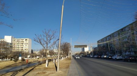 В Актау столбы накренились от тяжести световой конструкции