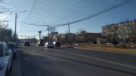 В Актау столбы накренились от тяжести световой конструкции